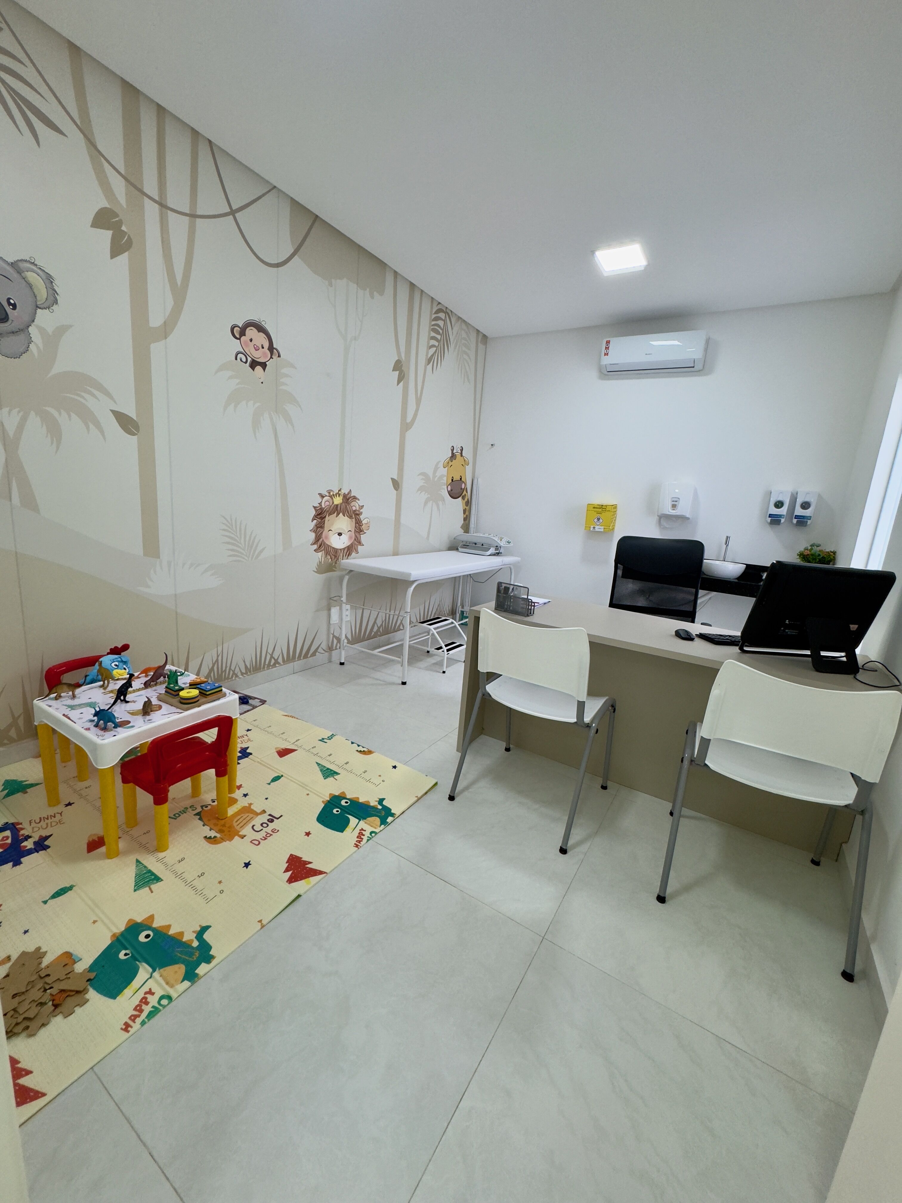Consultório pediátrico do Centro Médico VittaMed em Petrolina – PE, com parede lúdica e espaço infantil
